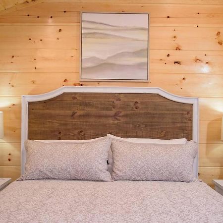 Spacious 2800 Sq Ft-Cozy Wood Cabin-New Build Pigeon Forge Exterior photo