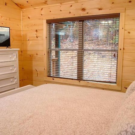 Spacious 2800 Sq Ft-Cozy Wood Cabin-New Build Pigeon Forge Exterior photo