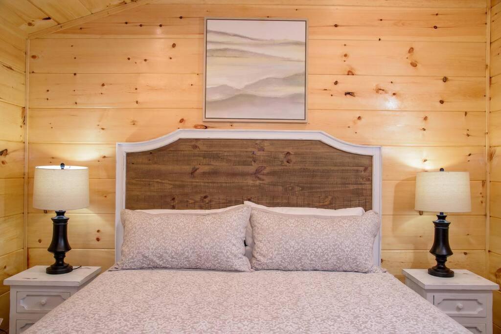 Spacious 2800 Sq Ft-Cozy Wood Cabin-New Build Pigeon Forge Exterior photo
