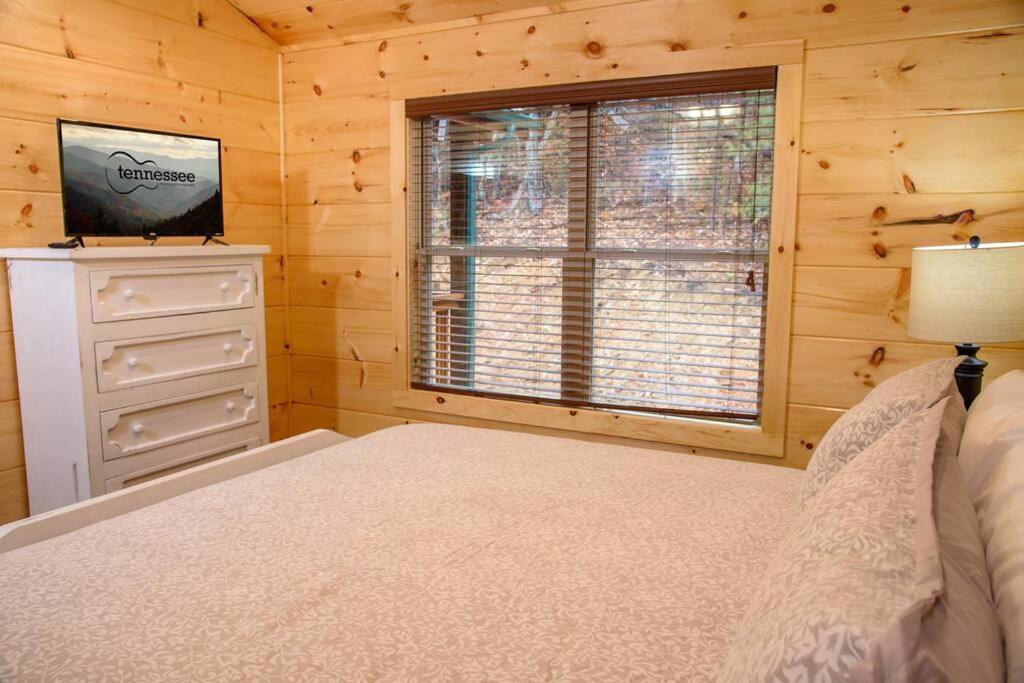 Spacious 2800 Sq Ft-Cozy Wood Cabin-New Build Pigeon Forge Exterior photo