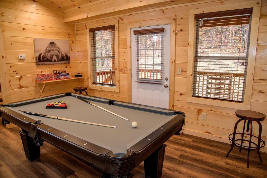 Spacious 2800 Sq Ft-Cozy Wood Cabin-New Build Pigeon Forge Exterior photo