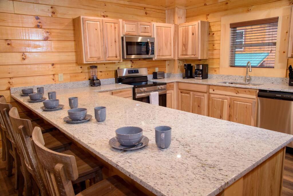 Spacious 2800 Sq Ft-Cozy Wood Cabin-New Build Pigeon Forge Exterior photo