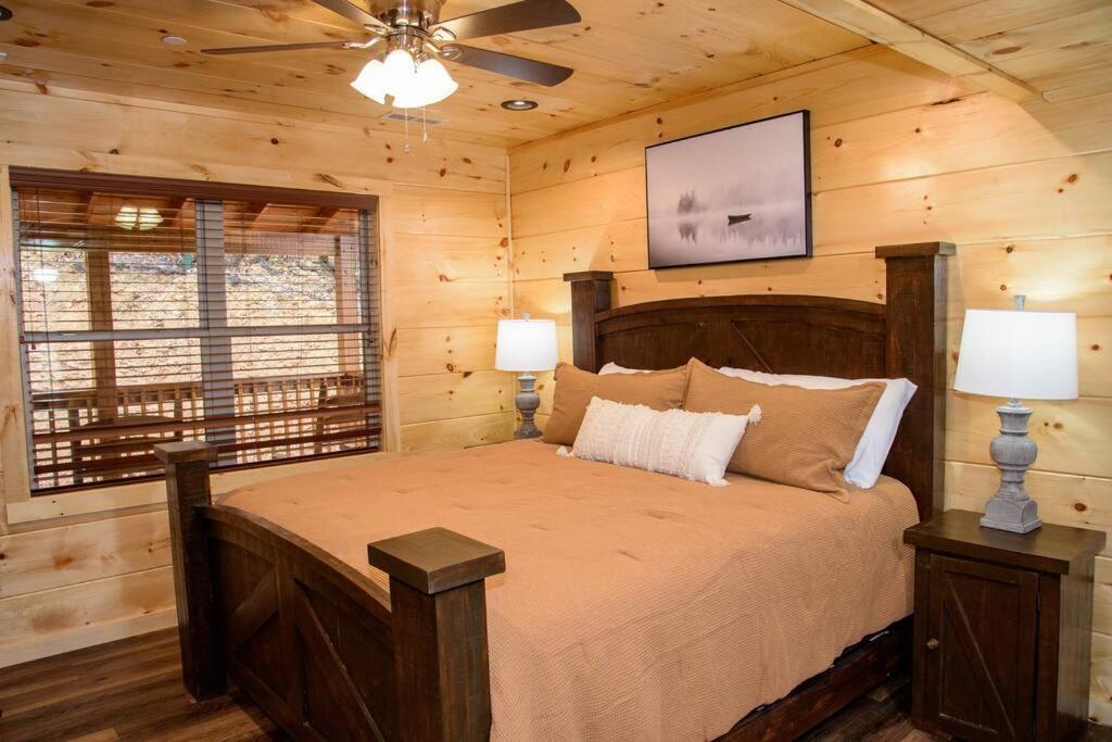 Spacious 2800 Sq Ft-Cozy Wood Cabin-New Build Pigeon Forge Exterior photo