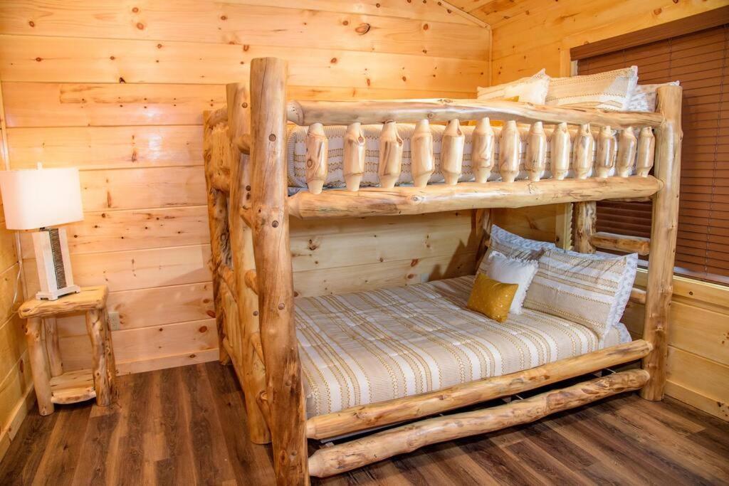Spacious 2800 Sq Ft-Cozy Wood Cabin-New Build Pigeon Forge Exterior photo