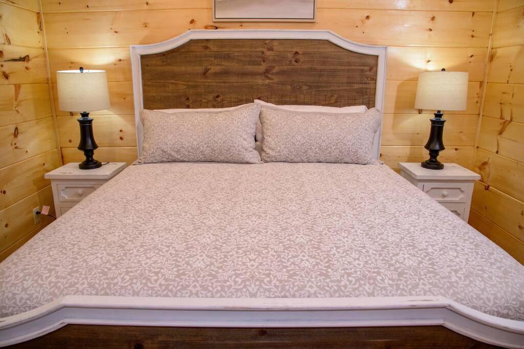 Spacious 2800 Sq Ft-Cozy Wood Cabin-New Build Pigeon Forge Exterior photo