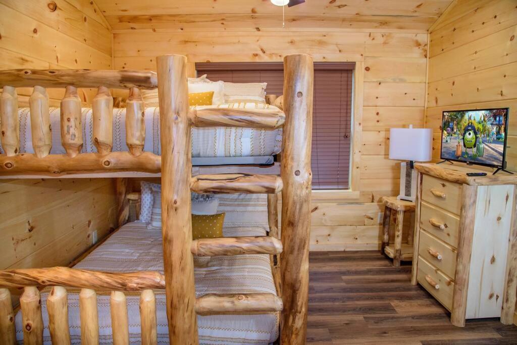 Spacious 2800 Sq Ft-Cozy Wood Cabin-New Build Pigeon Forge Exterior photo
