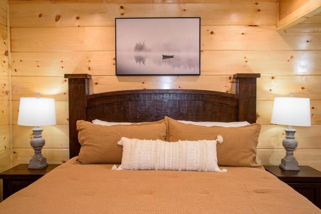 Spacious 2800 Sq Ft-Cozy Wood Cabin-New Build Pigeon Forge Exterior photo