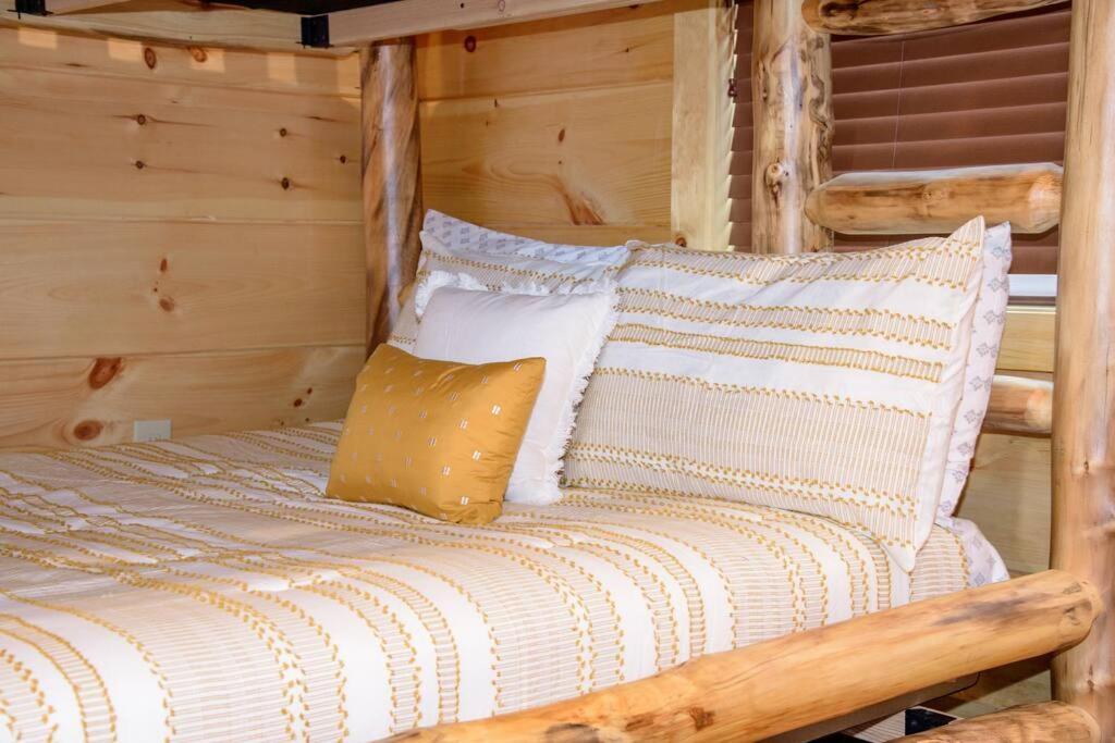 Spacious 2800 Sq Ft-Cozy Wood Cabin-New Build Pigeon Forge Exterior photo