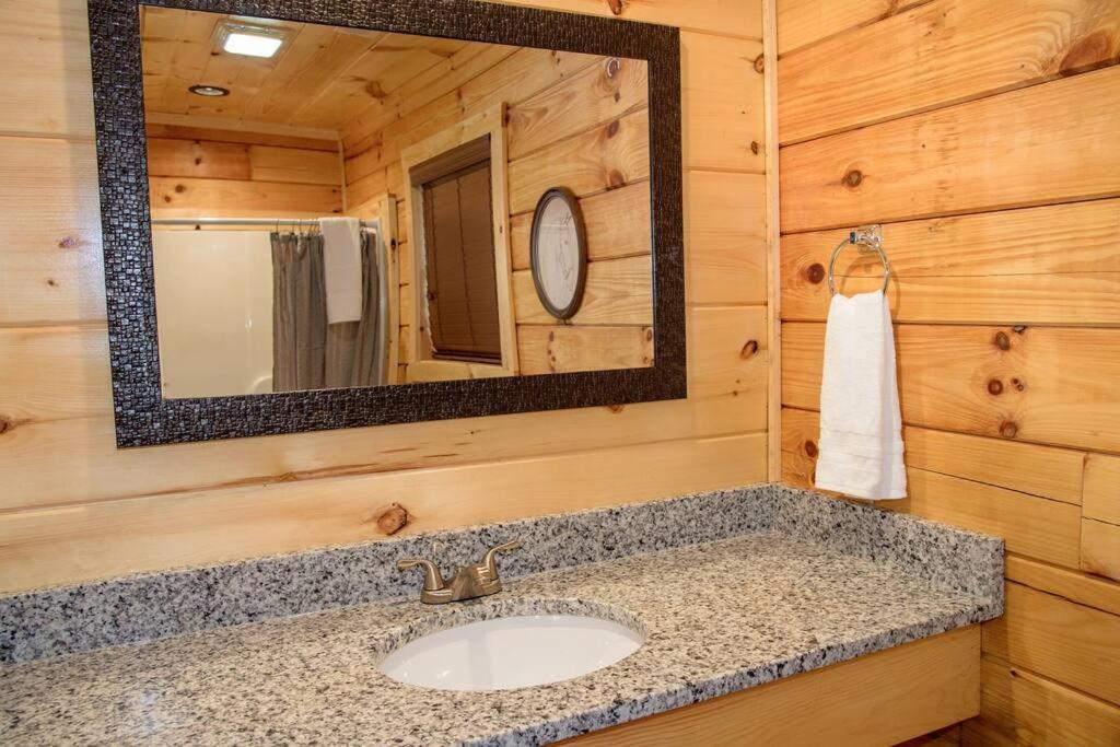 Spacious 2800 Sq Ft-Cozy Wood Cabin-New Build Pigeon Forge Exterior photo
