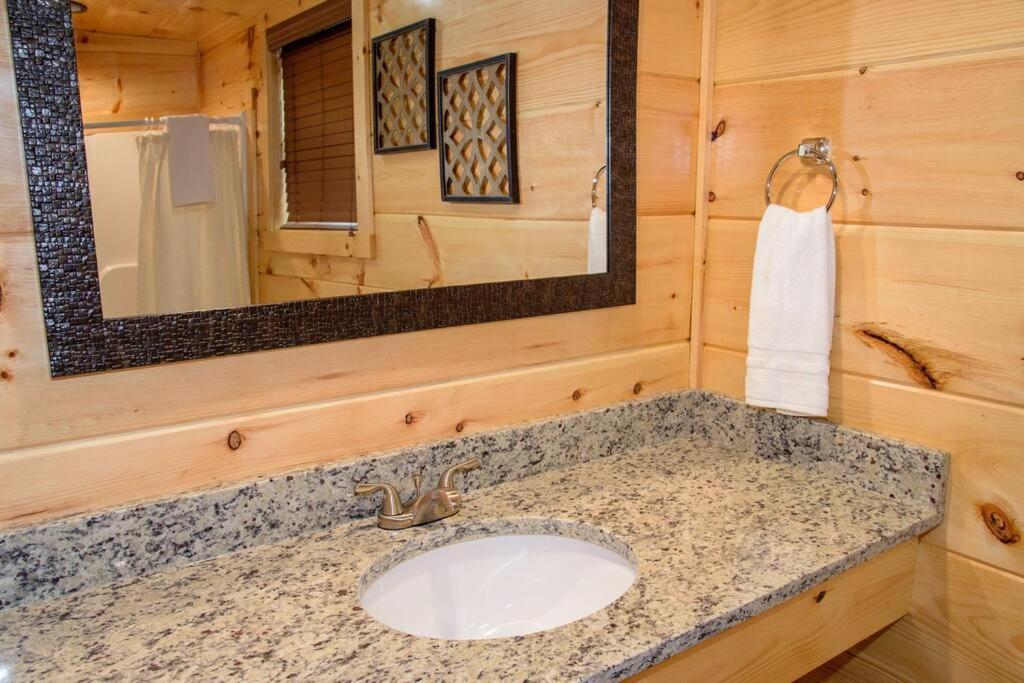 Spacious 2800 Sq Ft-Cozy Wood Cabin-New Build Pigeon Forge Exterior photo