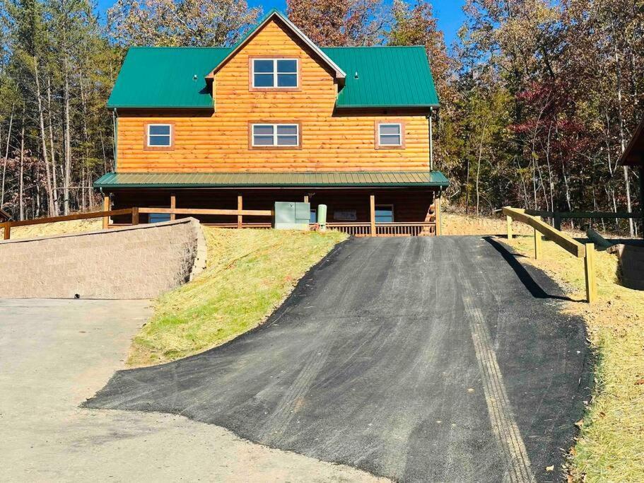 Spacious 2800 Sq Ft-Cozy Wood Cabin-New Build Pigeon Forge Exterior photo