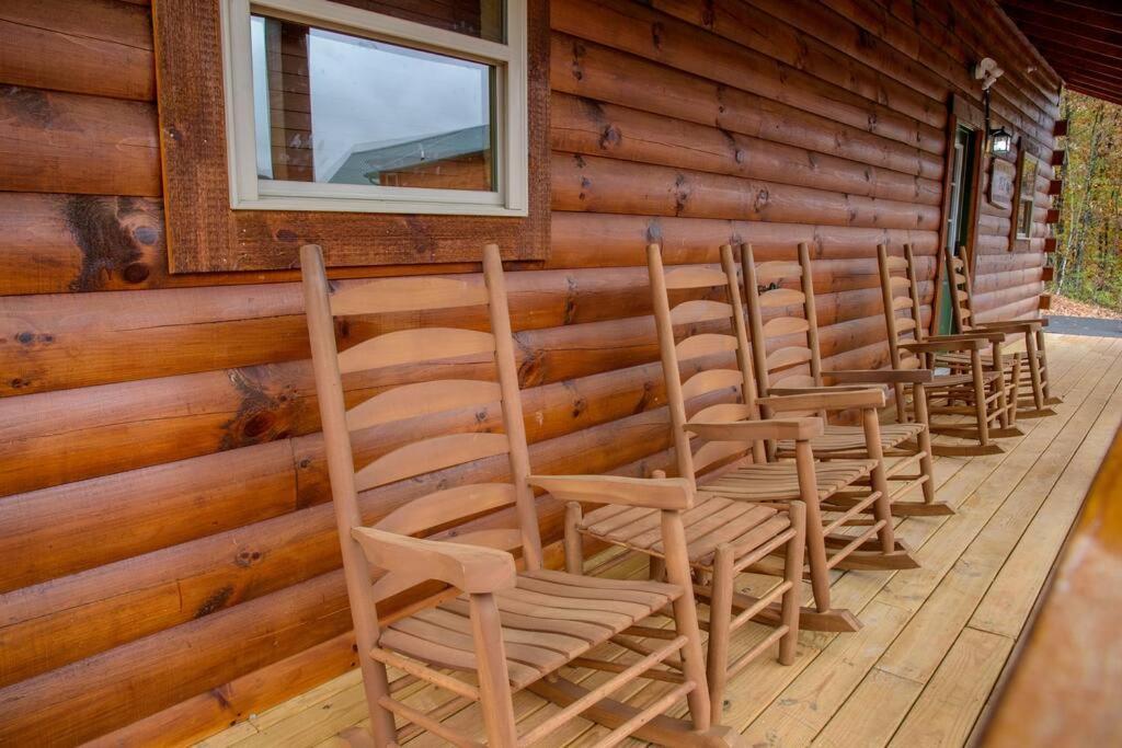 Spacious 2800 Sq Ft-Cozy Wood Cabin-New Build Pigeon Forge Exterior photo