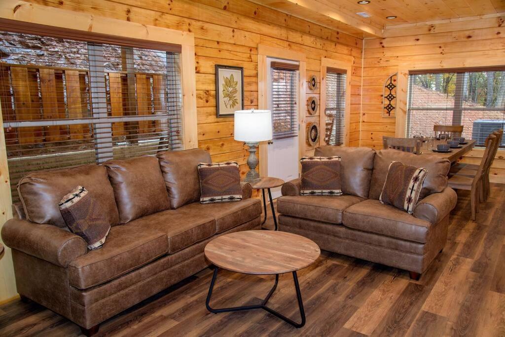 Spacious 2800 Sq Ft-Cozy Wood Cabin-New Build Pigeon Forge Exterior photo