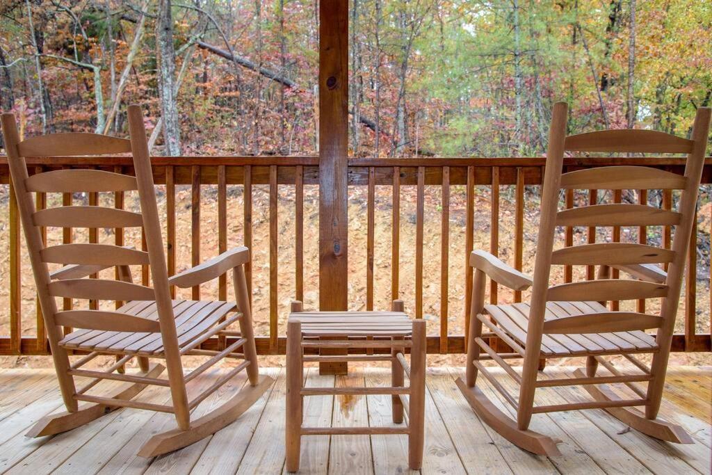 Spacious 2800 Sq Ft-Cozy Wood Cabin-New Build Pigeon Forge Exterior photo