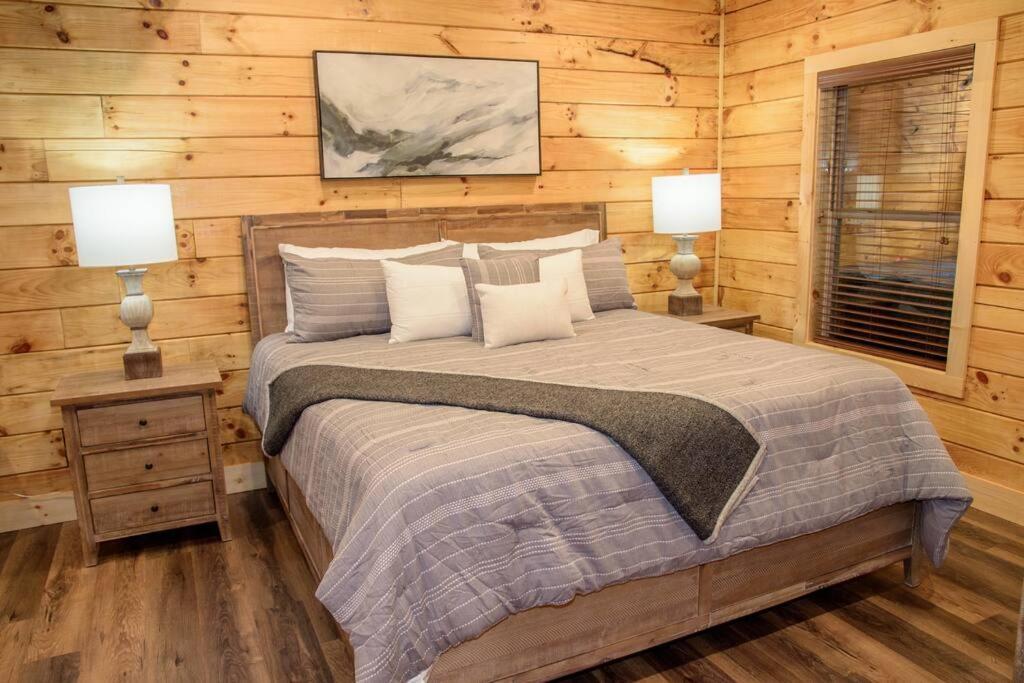 Spacious 2800 Sq Ft-Cozy Wood Cabin-New Build Pigeon Forge Exterior photo