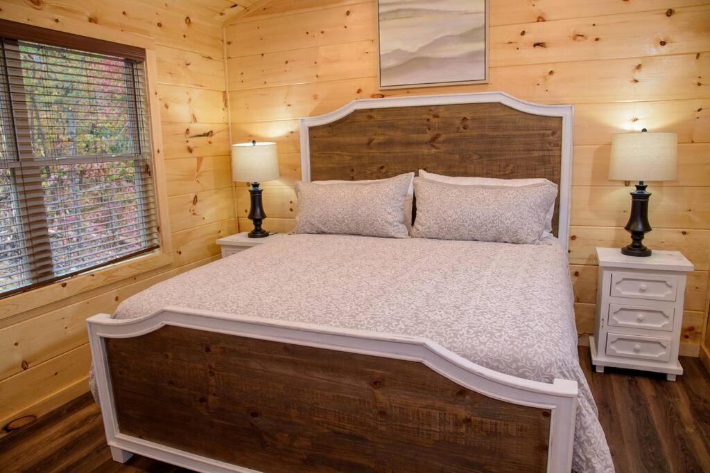 Spacious 2800 Sq Ft-Cozy Wood Cabin-New Build Pigeon Forge Exterior photo