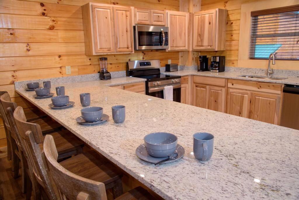 Spacious 2800 Sq Ft-Cozy Wood Cabin-New Build Pigeon Forge Exterior photo