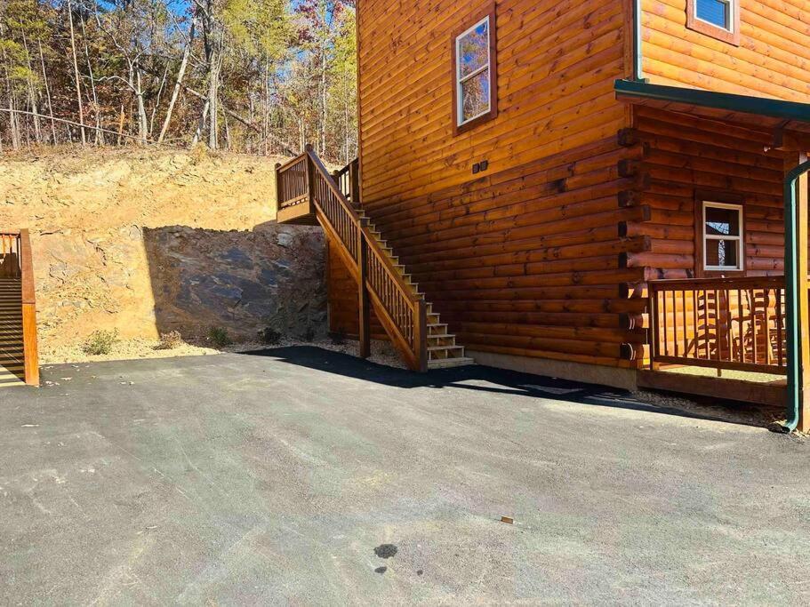 Spacious 2800 Sq Ft-Cozy Wood Cabin-New Build Pigeon Forge Exterior photo