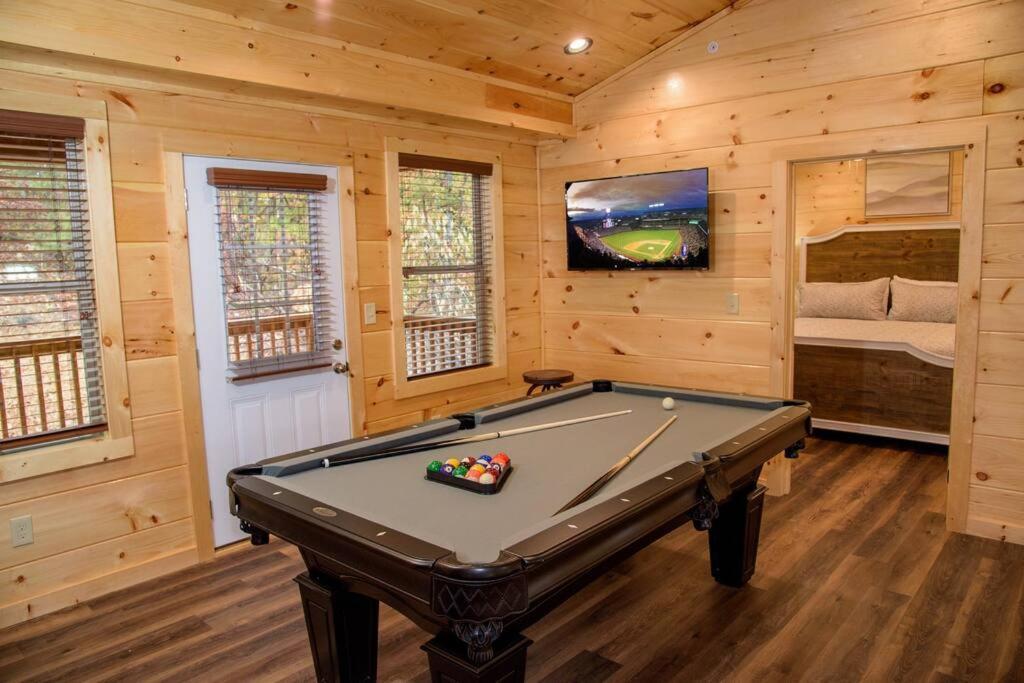 Spacious 2800 Sq Ft-Cozy Wood Cabin-New Build Pigeon Forge Exterior photo