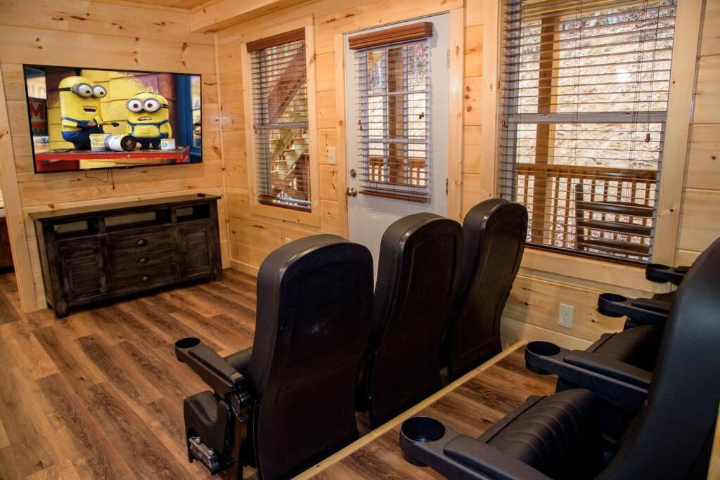 Spacious 2800 Sq Ft-Cozy Wood Cabin-New Build Pigeon Forge Exterior photo