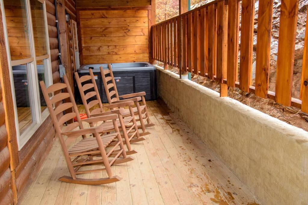 Spacious 2800 Sq Ft-Cozy Wood Cabin-New Build Pigeon Forge Exterior photo