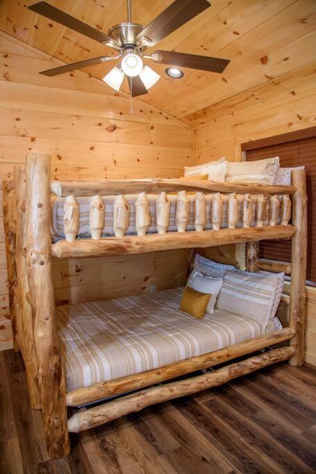 Spacious 2800 Sq Ft-Cozy Wood Cabin-New Build Pigeon Forge Exterior photo
