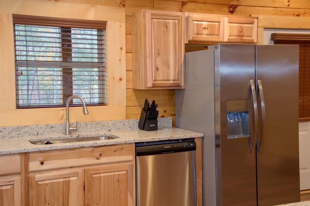 Spacious 2800 Sq Ft-Cozy Wood Cabin-New Build Pigeon Forge Exterior photo