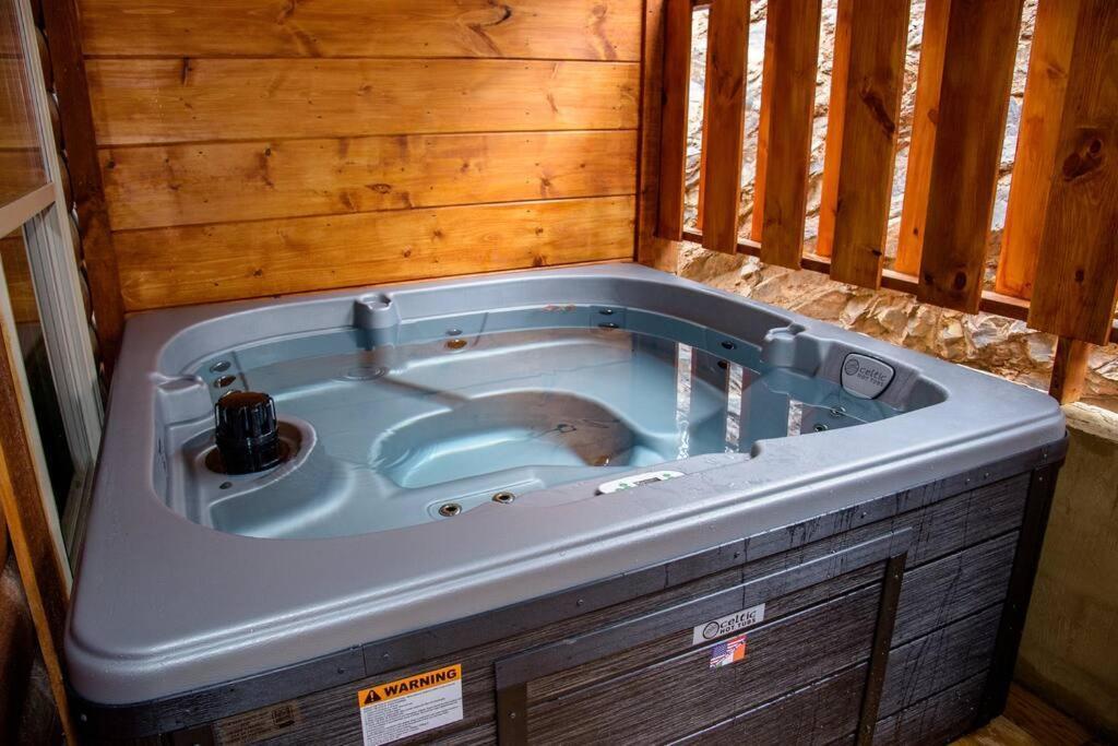 Spacious 2800 Sq Ft-Cozy Wood Cabin-New Build Pigeon Forge Exterior photo