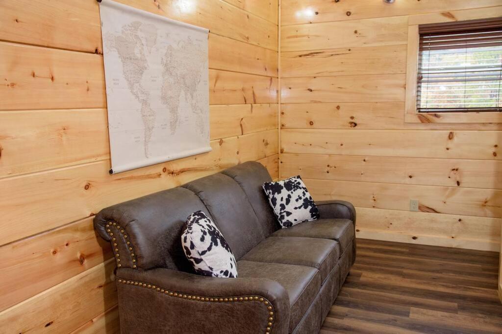 Spacious 2800 Sq Ft-Cozy Wood Cabin-New Build Pigeon Forge Exterior photo