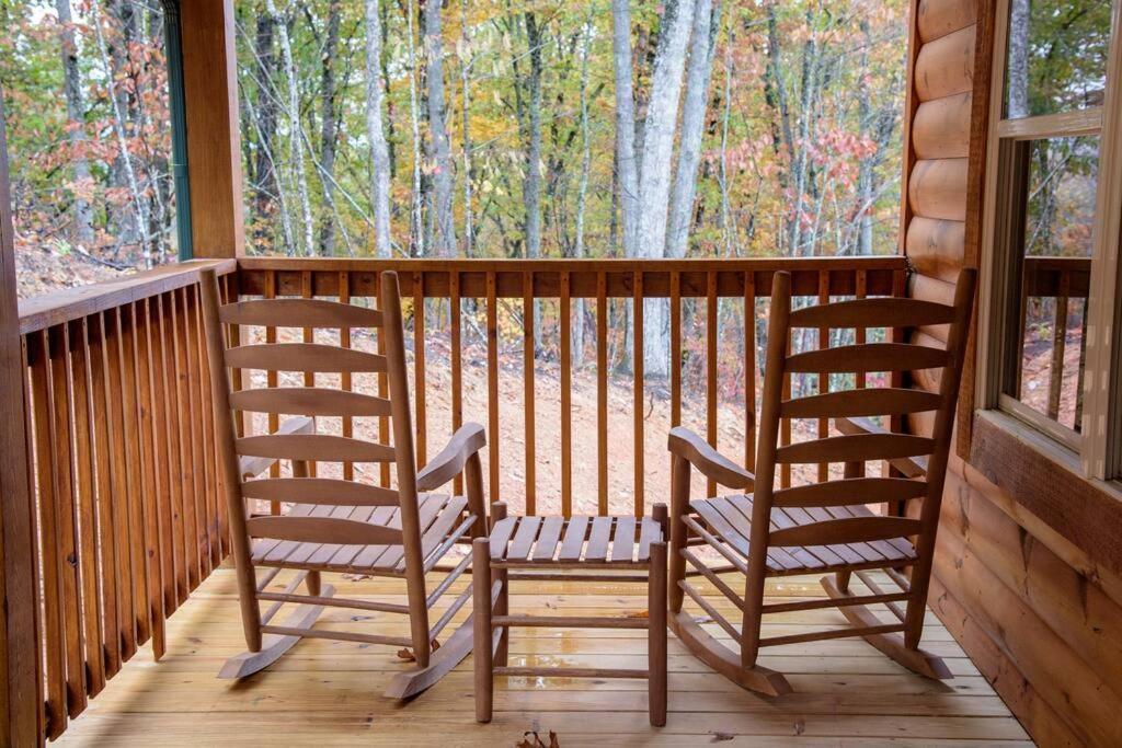 Spacious 2800 Sq Ft-Cozy Wood Cabin-New Build Pigeon Forge Exterior photo