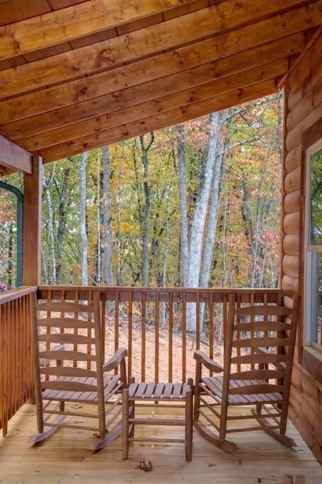 Spacious 2800 Sq Ft-Cozy Wood Cabin-New Build Pigeon Forge Exterior photo